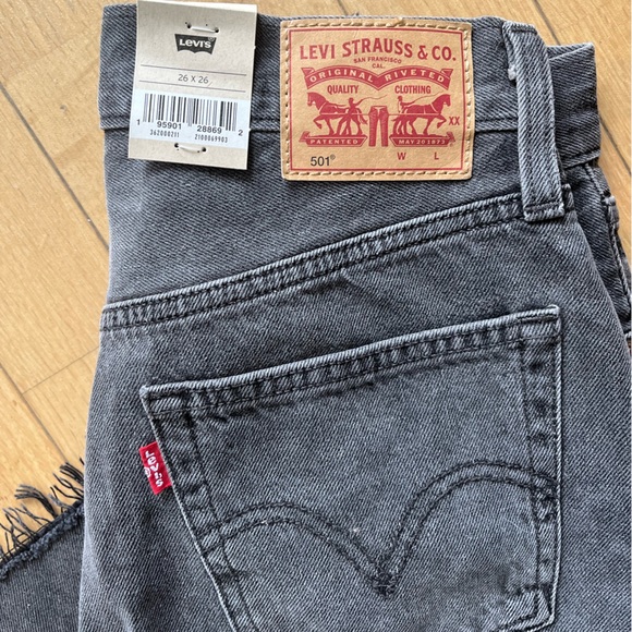 NWT Levi’s Womens 501 Crop Jeans in Get Off My Cloud - Black Sz 26/26 - Picture 9 of 13